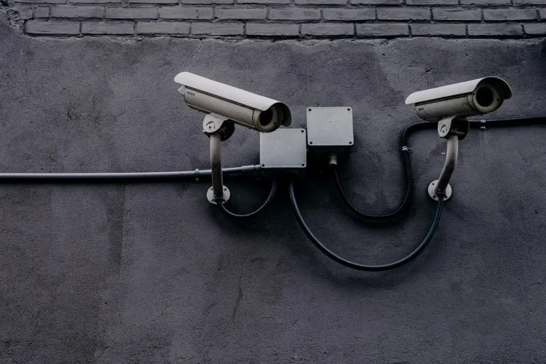 Pewne zasilanie monitoringu — zasilacze buforowe czy impulsowe?